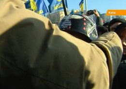 Кличко сорвал с митингующего «фашистскую» каску (ВИДЕО)