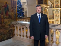 Во время записи новогоднего обращения Януковича ветер срывал игрушки с елки