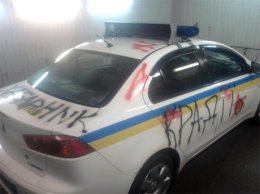В Киеве авто ГАИ «украсили» надписями «воры» и «взяточники» (ФОТО)