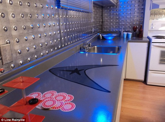 Поклонница сериала «Звездный путь: Энтерпрайз» превратила свой дом в звездолет (ФОТО) Поклонница сериала «Звездный путь: Энтерпрайз» превратила свой дом в звездолет (ФОТО)