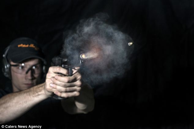 Фотограф «остановил» пулю в момент вылета (ФОТО)