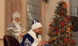 Рамзан Кадыров нарядился в Деда Мороза, чем удивил своих министров (ВИДЕО) Рамзан Кадыров нарядился в Деда Мороза, чем удивил своих министров (ВИДЕО)