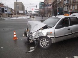 В центре Киева такси врезалось в маршрутку полную людей (ФОТО)