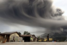 Извержение вулкана на Суматре: эвакуированы десятки тысяч людей (ВИДЕО)