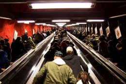 Полиция Стокгольма нашла оригинальный способ утихомирить болельщиков (ВИДЕО)