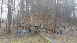 Паломников под Межигорьем встретили КАМАЗы и Беркут
