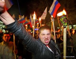 Представители русских общин провели антиукраинское факельное шествие в Крыму (ФОТО)