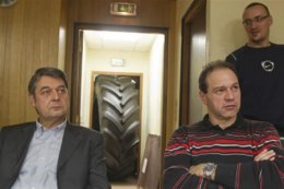 Рабочие шинного завода во Франции взяли в заложники руководителей предприятия