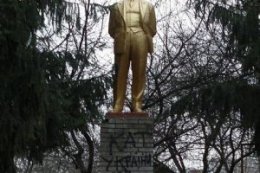 Новый вандализм - Ленин без головы