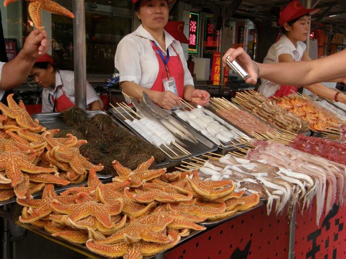 Экзотические вкусности на одном из рынков Пекина (ФОТО)