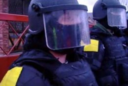 Резиденцию Януковича охраняет подразделение МВД со скрытыми погонами (ВИДЕО)