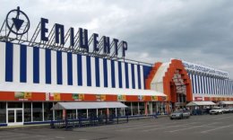 Активисты разрисовали "региональный" супермаркет в Киеве