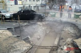 В центре Киева прорвало теплотрассу. Пострадал жилой дом (ВИДЕО)