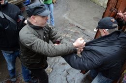 Драка за больницу во Львове (ВИДЕО)