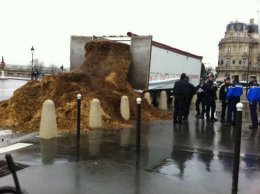Перед зданием Парламента в Париже выгрузили из грузовика несколько тонн навоза (ФОТО)