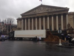 Перед зданием Парламента в Париже выгрузили из грузовика несколько тонн навоза (ФОТО)