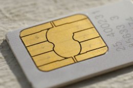 По мнению юриста, продажа сим-карт по договору противоречит Конституции