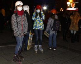 Во Львове устроили акцию «касок и масок» против законов Януковича (ВИДЕО)