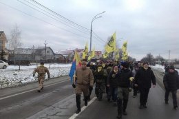 Активистов Евромайдана заблокировали неизвестные возле донецкого имения Януковичей