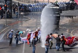 В Турции полиция разогнала демонстрацию против цензуры с помощью водометов
