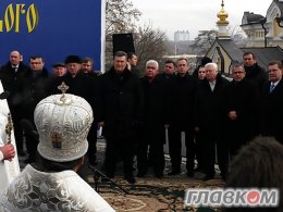 Янукович приказал охране снять кордоны в Лавре и дать людям набрать воды (ФОТО)