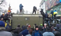 Митингующие пошли в атаку на милицию