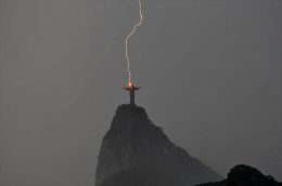 В Рио-де-Жанейро молния повредила статую Христа (ВИДЕО)