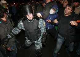 Митингующие взяли в плен и чуть не убили сотрудника "Беркута"