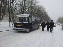 По всей Украине митингующие блокируют выезд силовиков на Киев