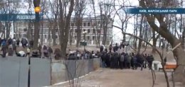 Внутренние войска пропустили "титушек" в Мариинский парк (ФОТО)
