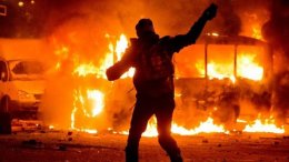 На Грушевского горят баррикады (ВИДЕО)