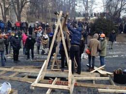 Силовики осуществили вылазку и разрушили катапульту митингующих (ВИДЕО)