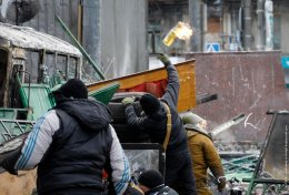 Священники УПЦ МП остановили столкновения между митингующими и силовиками