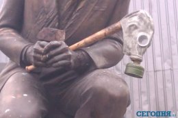 На памятник Лобановскому надели каску и флаг Украины (ФОТО)