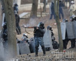 Протестующие на Грушевского подошли вплотную к рядам "Беркута" (ВИДЕО)
