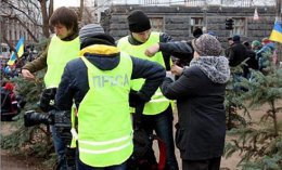 Журналисты массово избавляются от жилетов с надписью "пресса" (ВИДЕО)
