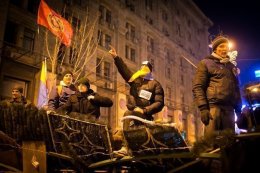 Ночные столкновения и новые баррикады (ВИДЕО)