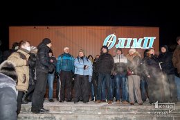 Жители Кривого Рога пытаются помешать выезду "титушек" в Киев (ВИДЕО)