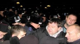 В Черкасской ОГА забаррикадировались митингующие