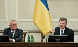Губернатор Волынской области стал на колени перед демонстрантами