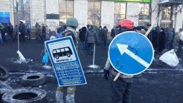 Активисты на Грушевского превратили дорожные знаки в средства защиты