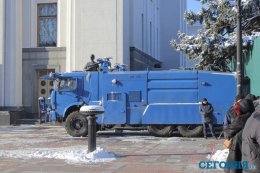 К Верховной Раде подогнали БТР и водомет (ФОТО)