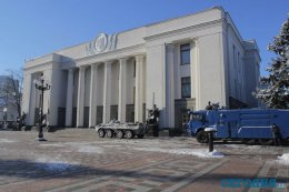 К Верховной Раде подогнали БТР и водомет (ФОТО)