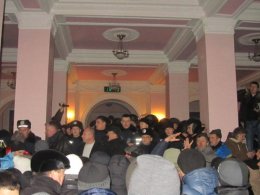 В Хмельницком митингующие захватили здание ОГА (ВИДЕО)
