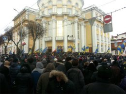 В Виннице люди начали штурмовать облсовет (ФОТО)