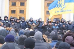 В Виннице люди начали штурмовать облсовет (ФОТО)