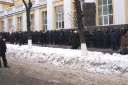 В Виннице люди начали штурмовать облсовет (ФОТО)