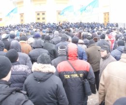 В захваченной Винницкой ОГА ожидают нападения "титушек"
