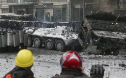 На Грушевского появились БТР и военные