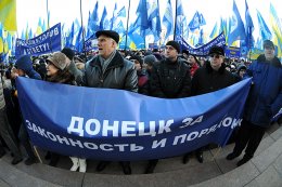 В Донецке на Антимайдане "титушки" разбили мужчине голову (ВИДЕО)